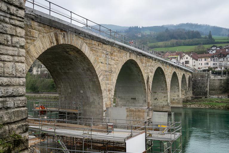 Historische Steinbrücke bei Lausanne während einer sorgfältigen Betoninstandsetzung
