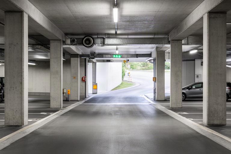 Unterirdische Tiefgarage in Rolle mit sichtbaren Betonstützen und sauberer Zufahrt